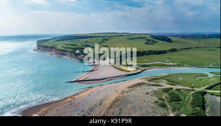 Vista aerea della foce di un fiume e il mare in Inghilterra del sud Foto Stock