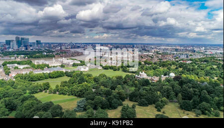 Vista aerea dell'osservatorio di Greenwich e la skyline del Docklands di Londra Foto Stock