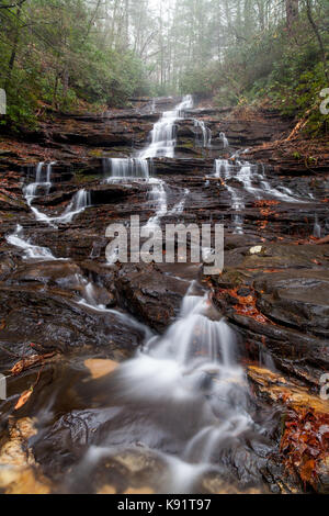 Questa immagine è stata scattata durante un periodo molto scarse precipitazioni nella zona risultante in acqua molto bassa a livelli diversi della zona cascate Minnehaha falls sono sul ramo cade tra le sue sorgenti su terreni sassosi e di montagna dove si svuota nel lago rabun. Essi sono circa 100 m. alto, e probabilmente la più bella cascata in North Georgia. Essa è facilmente accessibile off bear gap road vicino al lago rabun nella città di lakemont. Una delle caratteristiche più interessanti di minnehaha è il letto di quarzo ai piedi delle cascate. Foto Stock