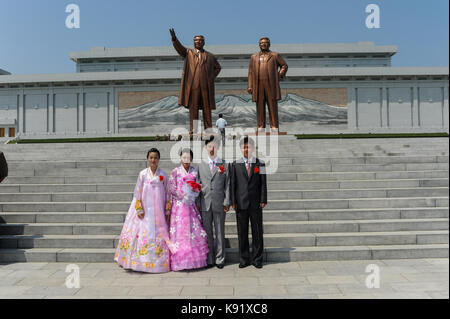 08.08.2012, Pyongyang, Corea del Nord, Asia - nord coreano coppia nuziale è fotografato di fronte al gigantesco statue in bronzo su mansu hill. Foto Stock