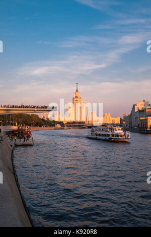 Tramonto sul fiume di Mosca, con Kotelnicheskaya Embankment edificio in background, Mosca, Russia Foto Stock