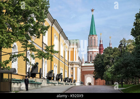 Grande cannone ornati e mortai di la Grande Armée sono esposti al di fuori dell'Arsenale giallo edificio all interno del Cremlino a Mosca, Russia Foto Stock