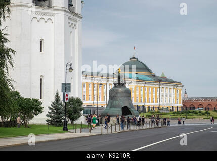 La Campana dello Zar è la campana più grande del mondo e si trova all'interno dei terreni del Cremlino a Mosca, Russia. Foto Stock