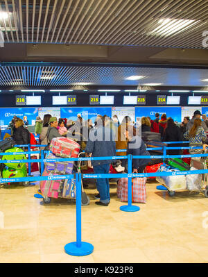 Madrid, Spagna - 26 dic 2016: passeggeri in attesa presso il banco di check-in in madrid-barajas airport. circa 50,4 milioni di passeggeri ha utilizzato l'aeroporto nel 2016 Foto Stock
