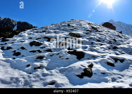 Montagna innevata. sonmarg, Kashmir in India. Foto Stock