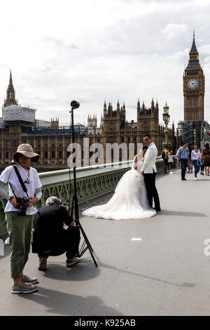 London, Regno Unito - 14 agosto 2017: Asian nuova coppia di sposi hanno le loro foto di nozze preso di fronte il Palazzo di Westminster Foto Stock