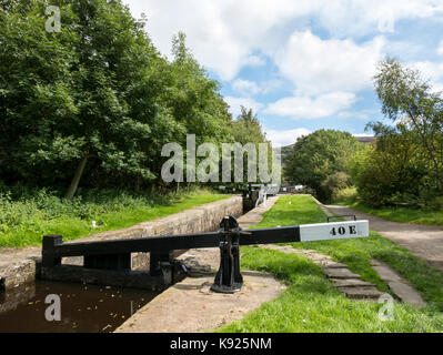 Bloccare 40E, Huddersfield Narrow Canal, Marsden, Huddersfield, West Yorkshire, Inghilterra. Foto Stock