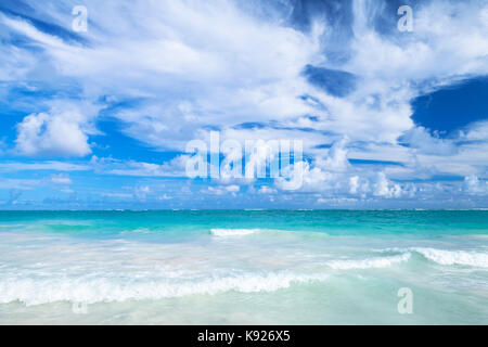 Vuoto caraibi costiere seascape. Oceano atlantico costa, isola Hispaniola, Repubblica dominicana. Bavaro Beach Foto Stock