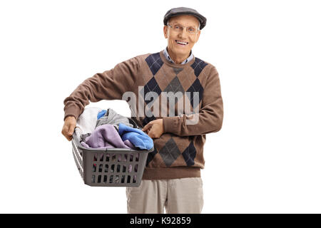 Senior tenendo un cesto per la biancheria pieno di vestiti isolati su sfondo bianco Foto Stock