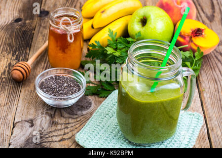 Frutta Ortaggi frullati con miele e semi di chia. studio foto Foto Stock