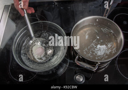 La preparazione di uovo in camicia, ristorante allegria, Chef Alessandro Tschebull, Amburgo, Germania Foto Stock