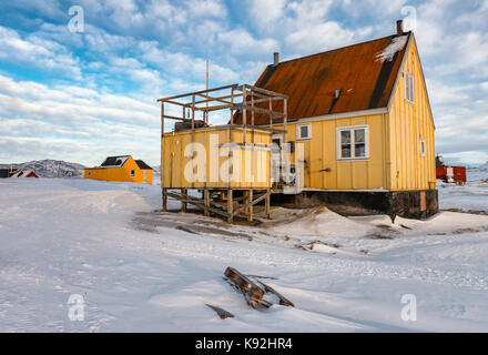 Un pescatore inuit in casa Oqaatsut insediamento, Groenlandia occidentale Foto Stock