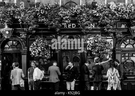 I londinesi godendo di un ora di pranzo bevande fuori il Pub Red Lion Off Jermyn Street, St James's, London, Regno Unito Foto Stock