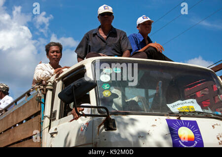 Le persone sono in sella a un carrello mentre a sostegno dell'opposizione cnrp parte al rally nel villaggio di chork, tboung khmum provincia Cambogia. Foto Stock