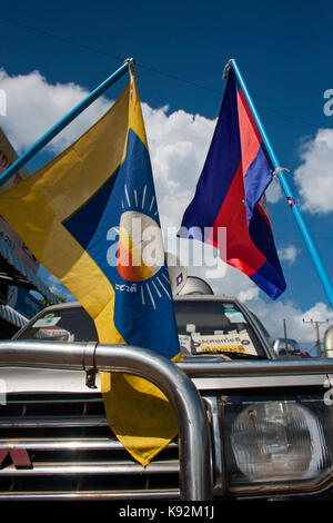 Un suv è decorato con le bandiere mentre partecipano in un'opposizione nazionale cambogiana partito di salvataggio nel rally di chork village, Cambogia. Foto Stock