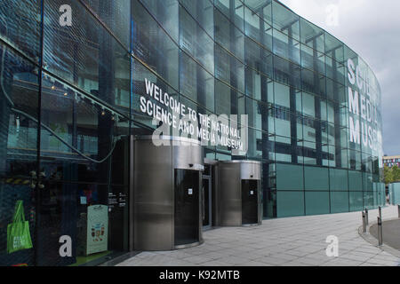 Esterno del Museo della Scienza e dei Media (facciata con vetri curvi e facciata in vetro, cartello di benvenuto, ingresso) - Bradford City Center, West Yorkshire, Inghilterra Regno Unito. Foto Stock