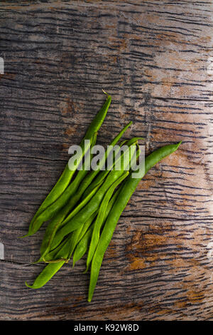 Appena raccolto i baccelli su una ruvida panca in legno Foto Stock