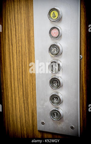 Vecchio ascensore pulsanti Foto Stock