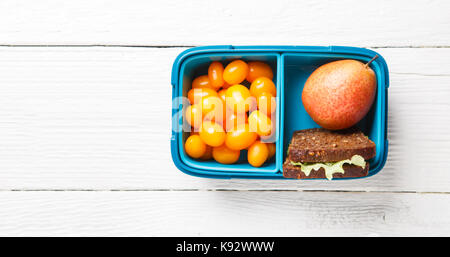 Immagine di pomodoro ciliegino, pera, sandwich in lunchbox Foto Stock