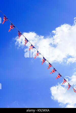 Una stringa di bandiera britannica bunting contro un cielo blu Foto Stock