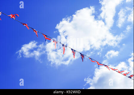 Una stringa di bandiera britannica bunting contro un cielo blu Foto Stock