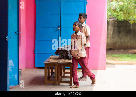 Pondicherry, PUDUCHERY, India - 04 settembre 2017. Ragazzi non identificato i bambini portare la piastra per essere servito presso la mensa per esterni. Foto Stock