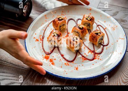 Cibo fotografo prende picure di sushi rotoli Foto Stock