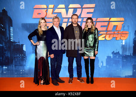 Sylvia hoeks, harrison ford, ryan gosling e ana de armas (sinistra-destra) che frequentano il blade runner 2049 photocall al Corinthia hotel di Londra. Foto Stock