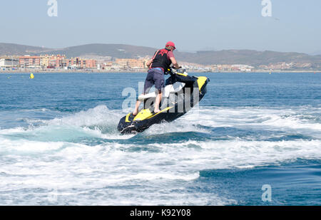 Divertirsi su un Sea Doo scintilla getto sci sul mare Foto Stock