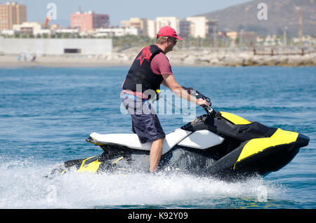 Divertirsi su un Sea Doo scintilla getto sci sul mare Foto Stock