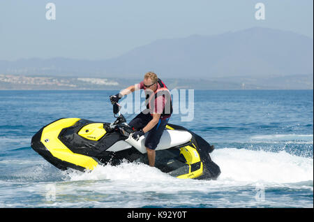 Divertirsi su un Sea Doo scintilla getto sci sul mare Foto Stock