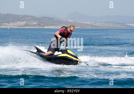 Divertirsi su un Sea Doo scintilla getto sci sul mare Foto Stock