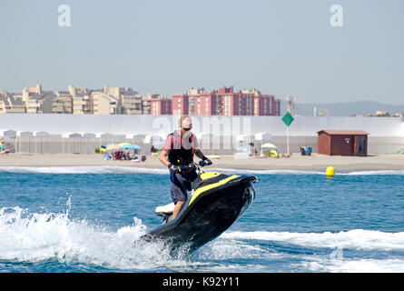 Divertirsi su un Sea Doo scintilla getto sci sul mare Foto Stock