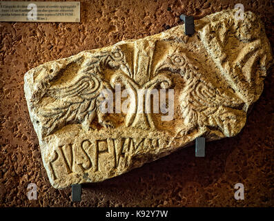 Italia Abruzzo vasto palazzo d'Avalos museo archeologico - ciborio con croce al centro e due pavoni affrontati Foto Stock