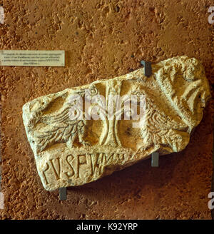 Italia Abruzzo vasto palazzo d'Avalos museo archeologico -ciborio con croce al centro e due pavoni affrontati Foto Stock