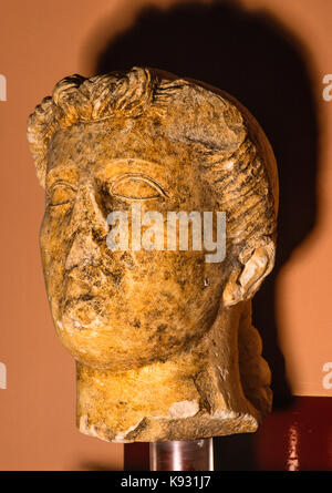 Italia Abruzzo Loreto Aprutino antiquarium - volto femminile in calcare del I secolo a.c. Foto Stock