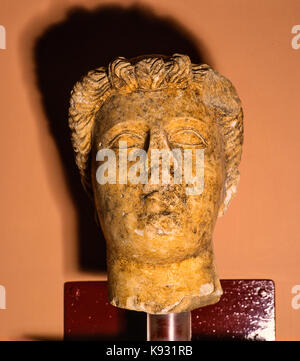Italia Abruzzo Loreto Aprutino antiquarium - volto femminile in calcare del I secolo a.c. Foto Stock