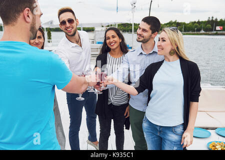 Gli amici mi congratulo con il suo amico per il suo compleanno Foto Stock