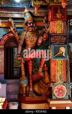Pettah Colombo Sri Lanka nuovo Kathiresan Kovil tempio dedicato al dio della guerra Murugan Statua del dio indù Foto Stock