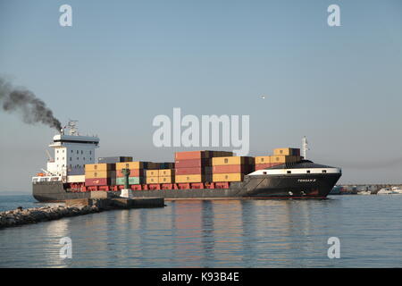 Le navi nel porto di Durazzo Foto Stock