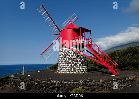 Costa di mulino a vento isola Pico Azzorre Portogallo Europa Foto Stock