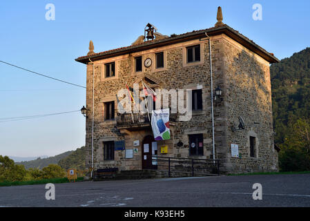 Town Hall, correpoco vicino Barcena Mayor, Cantabria, SPAGNA Foto Stock