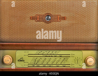 Decorativi pannello anteriore di una vecchia radio voce del padrone, primo piano Foto Stock