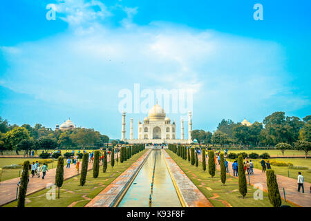 Agra, India - 20 settembre 2017: il Taj Mahal è un bianco-avorio mausoleo di marmo sulla riva sud del fiume Yamuna nella città indiana di Agra, Uttar Pradesh Foto Stock