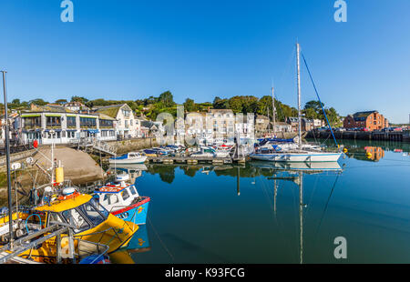 Vista del porto a Padstow, una piccola città/villaggio di pescatori che si trova sulla sponda occidentale del fiume Camel estuary sulla costa nord della Cornovaglia, West England Foto Stock