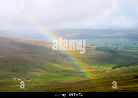 Un bellissimo arcobaleno nello Yorkshire Dales Moorland sopra Gayle in remoto di campagna nei pressi di Hawes North Yorkshire England Regno Unito Regno Unito Foto Stock