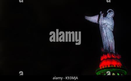 Quito, Ecuador - agosto 8, 2014: la Virgen de el panecillo statua in centro città Fotografato di notte vista dal basso con un luminoso luci, un rosso Foto Stock