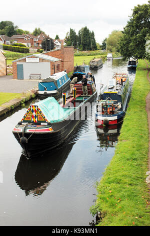 "Emma maye" aka lana barca ormeggiata lungo l'alzaia del staffordshire e worcestershire canal a wightwick. un ex lavoro barca stretta è pas Foto Stock