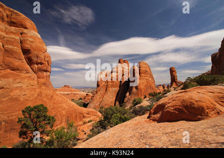 Formazioni di arenaria nel deserto dello Utah sotto cieli parzialmente nuvolosi. Foto Stock