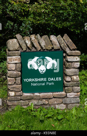 Segno di ingresso per il parco nazionale degli Yorkshire Dales vicino Devils Bridge in Kirkby Lonsdale Cumbria Inghilterra England Regno Unito Regno Unito Foto Stock